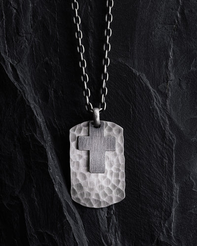 Placa colgante de plata STRUGGLE con cruz en relieve — imagen principal