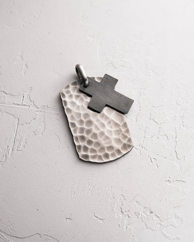 Placa colgante de plata STRUGGLE con cruz en relieve — imagen de producto 3