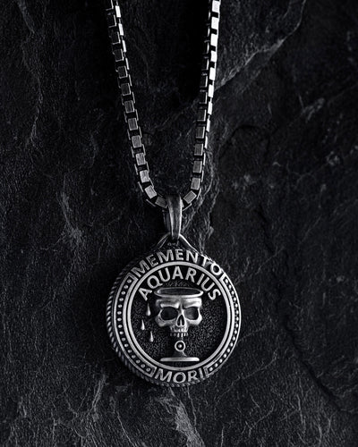 Colgante de plata del signo zodiacal AQUARIUS. MEMENTO MORI — imagen principal