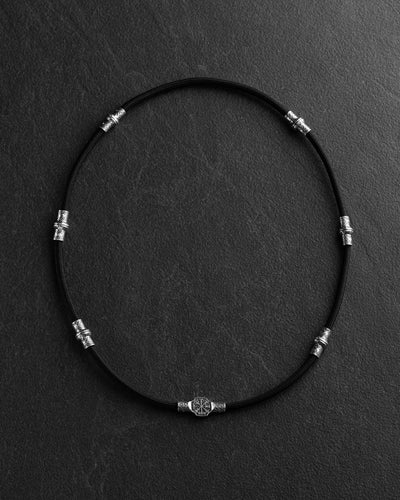 Seidenschnur VEGVISIR. SVARGA mit silbernen Einsätzen