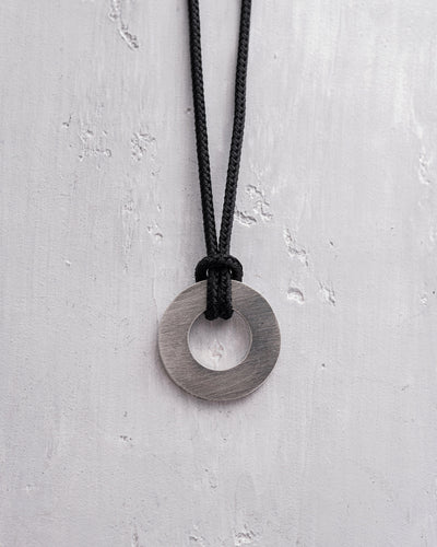 Colgante de plata METAM (on a string) — imagen principal