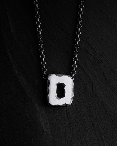 Anhänger mit dem Buchstaben D an einer Kette