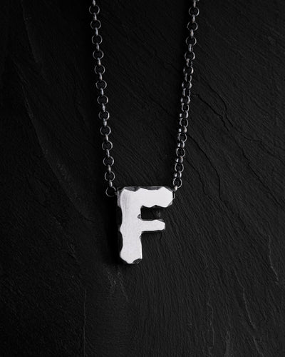 Colgante con letra F y cadena — imagen principal
