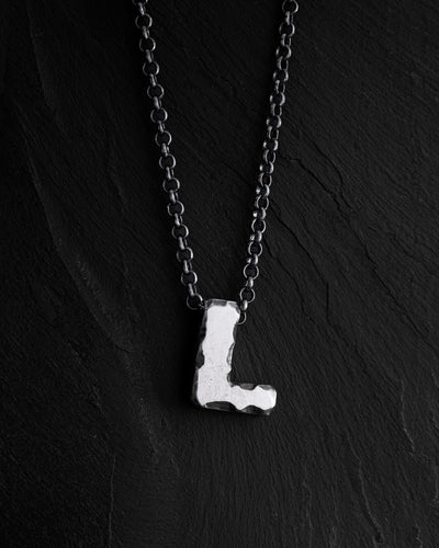 Colgante con letra L y cadena — imagen principal