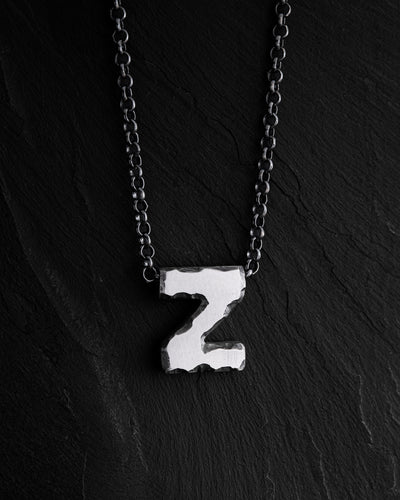 Anhänger mit dem Buchstaben Z an einer Kette