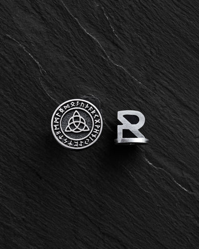 Enstaka silverörhänge TRIQUETRA. RUNES – huvudbild