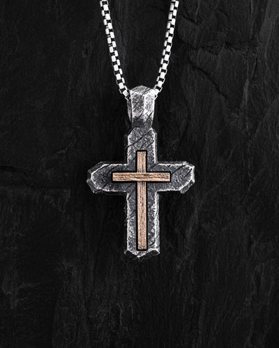 Cruz de plata CALVARY CROSS. IN GOD WE TRUST (incrustación de oro amarillo de 18 quilates) — imagen de producto 3