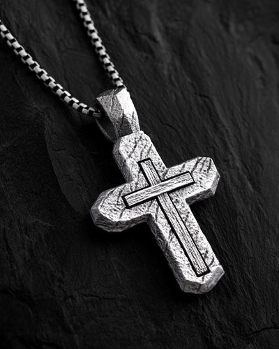 Strieborný kríž CALVARY CROSS. V BOHA DÔVERUJEME – pohľad 2