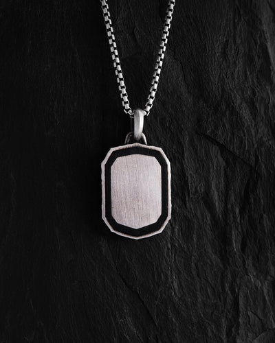 Strieborný prívesok RUNE TALISMAN – TIWAZ s ebenom – pohľad 3