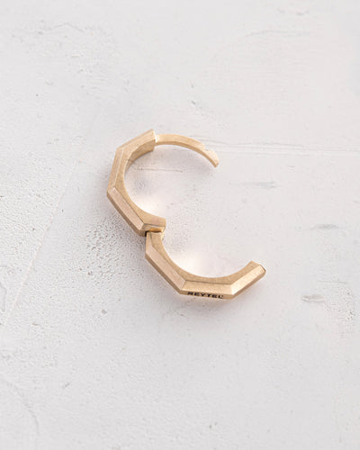 Pendiente de aro BRUTAL (oro amarillo de 14 quilates) — imagen de producto 3