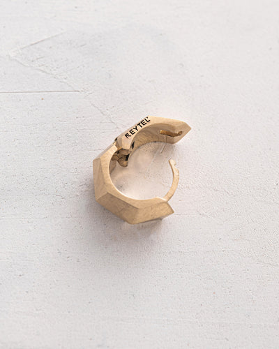 Pendiente de aro FACETS (oro amarillo de 14 quilates) — imagen de producto 3