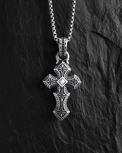 Cruz de plata INITIUM ET FINIS — imagen de producto 3