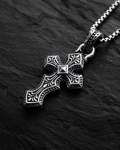Cruz de plata INITIUM ET FINIS — imagen principal