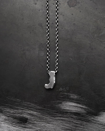 Colgante con letra J y cadena — imagen de producto 3