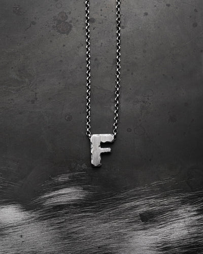 Colgante con letra F y cadena — imagen de producto 3
