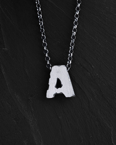 Colgante con letra A y cadena — imagen principal