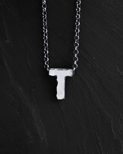 Colgante con letra T y cadena — imagen principal