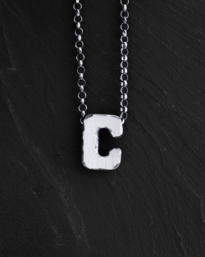 Colgante con letra C y cadena — imagen principal