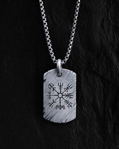 Stříbrná psí známka VEGVISIR – hlavní pohled
