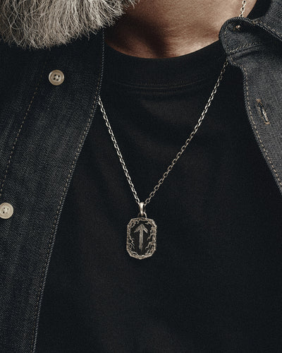 Strieborný prívesok RUNE TALISMAN – TIWAZ s ebenom – hlavný pohľad