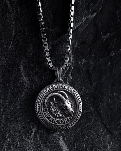 Ασημένιο μενταγιόν ζωδίου CAPRICORN. MEMENTO MORI (Ibex) — κύρια εικόνα
