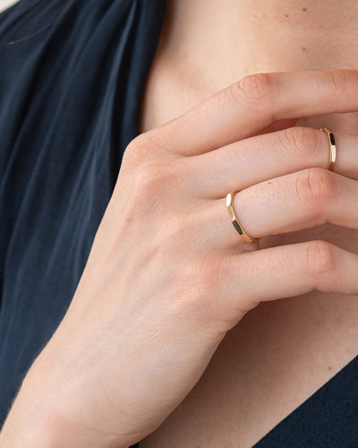 Anillo CLARITY (oro amarillo de 14 quilates) — imagen de producto 2