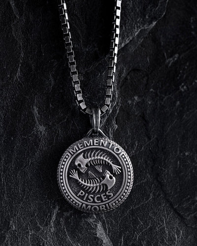 Colgante de plata del signo zodiacal PISCES. MEMENTO MORI (fish) — imagen principal
