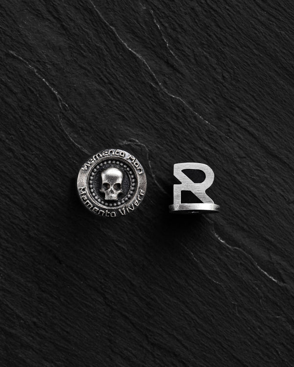 Silberner Einzelohrring MEMENTO MORI. VIVERE MEMENTO