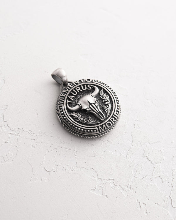 Pendentif en argent signe du zodiaque – TAUREAU. MEMENTO MORI (taureau)