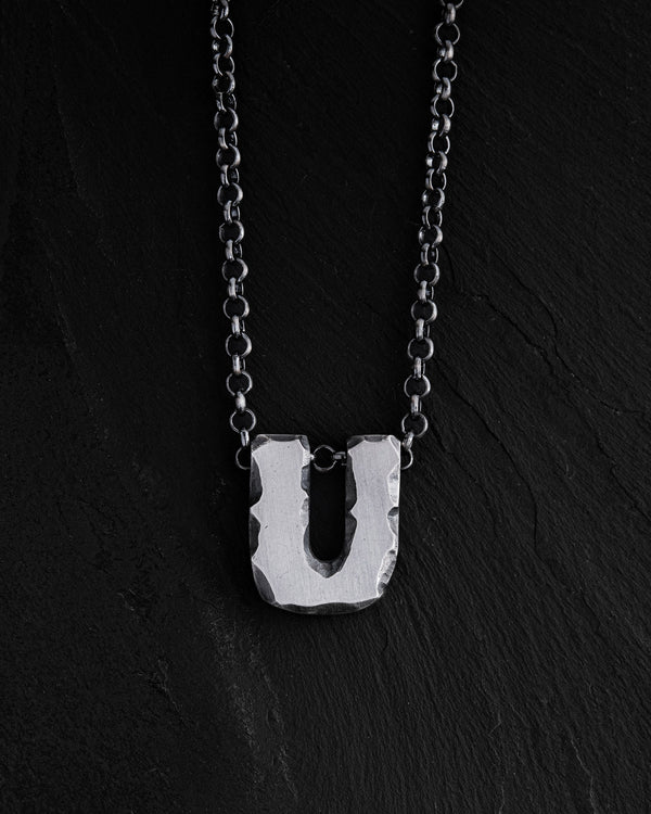 Pendentif lettre U sur chaîne