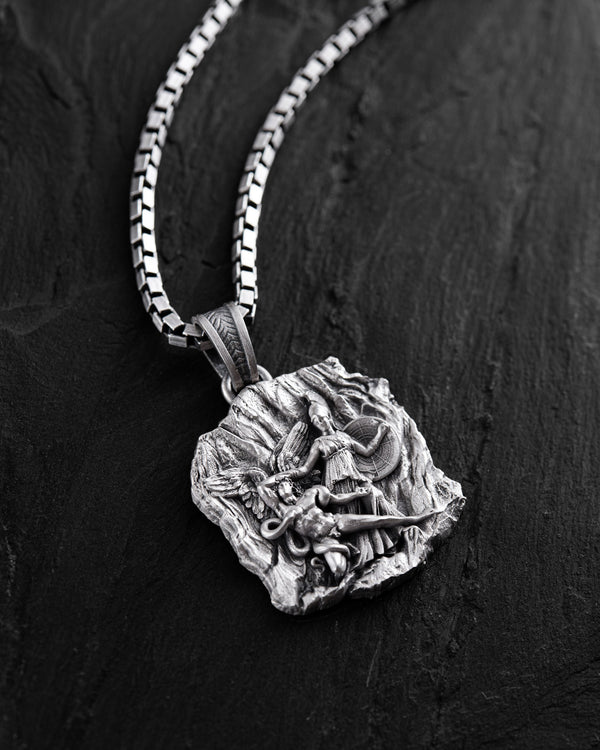 Pendentif en argent ATHÉNA ATTAQUE LE GÉANT ENCÉLADE