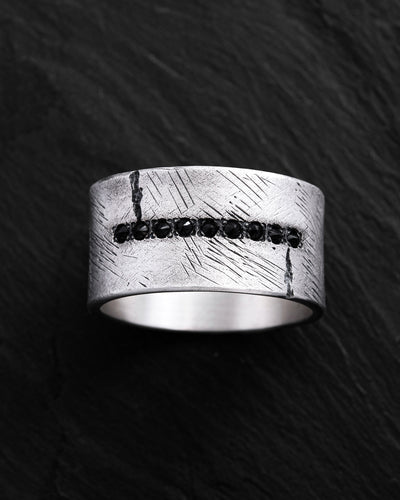 Silberring ERVARING. SCHWARZE STEINE