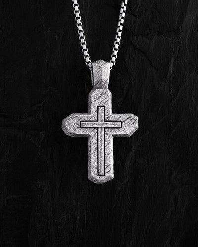 Croix d'argent, Croix du Calvaire. En Dieu nous avons confiance.