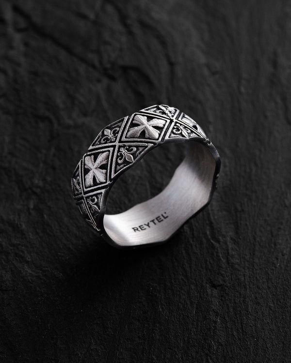 Bague en argent avec croix de Malte et fleur de lys