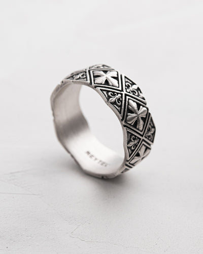 Bague en argent avec croix de Malte et fleur de lys