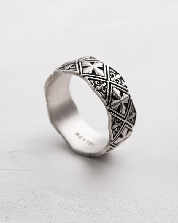 Bague en argent avec croix de Malte et fleur de lys