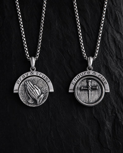 Silver pendant BETENDE HÄNDE