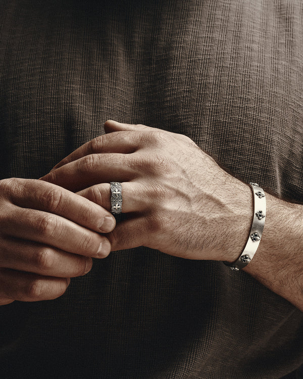 Bague en argent avec croix de Malte et fleur de lys