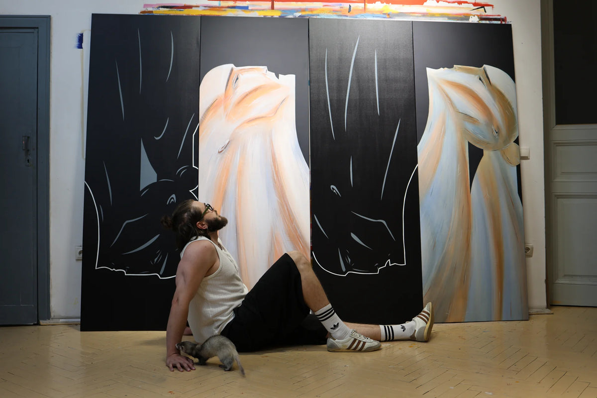 Artur Soletskyi vor seinen Leinwänden im Atelier