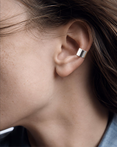 Silver single earring cuff GLOSS worn on the ear
