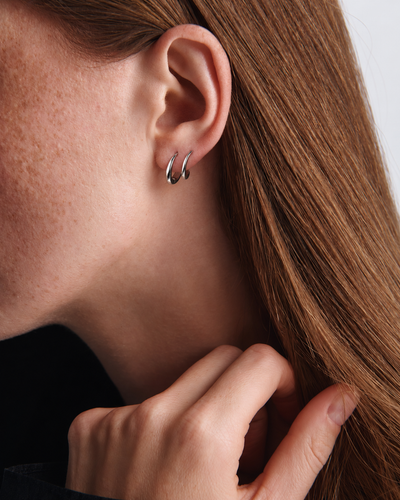 Silver hoop earrings VALENTE worn on the ear